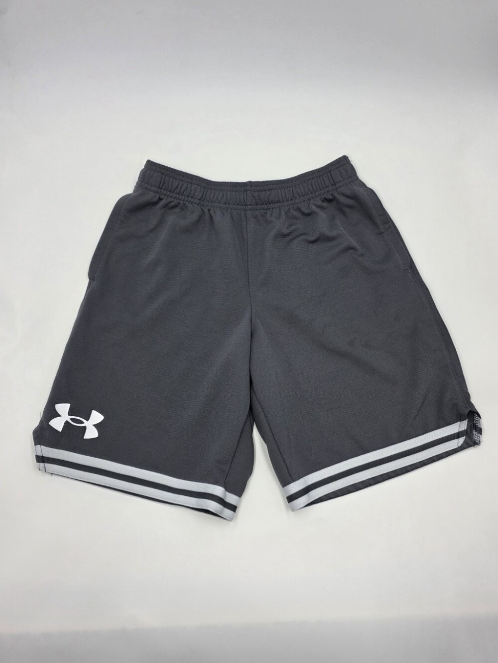 Under Armour boys' Perimeter Trim basketball shorts size L